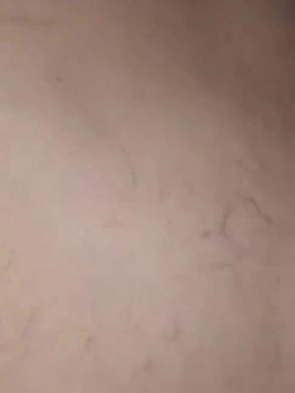Brünette Amateurin lutscht ihre eigenen Titten und gibt Creampie