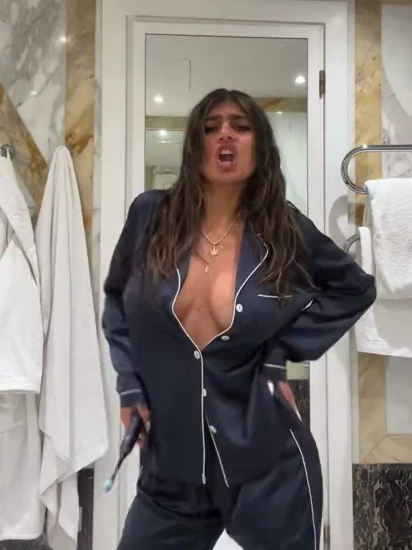 Mia Khalifa wird in Pyjamas von allen Seiten gefickt und bekommt ein Gesicht