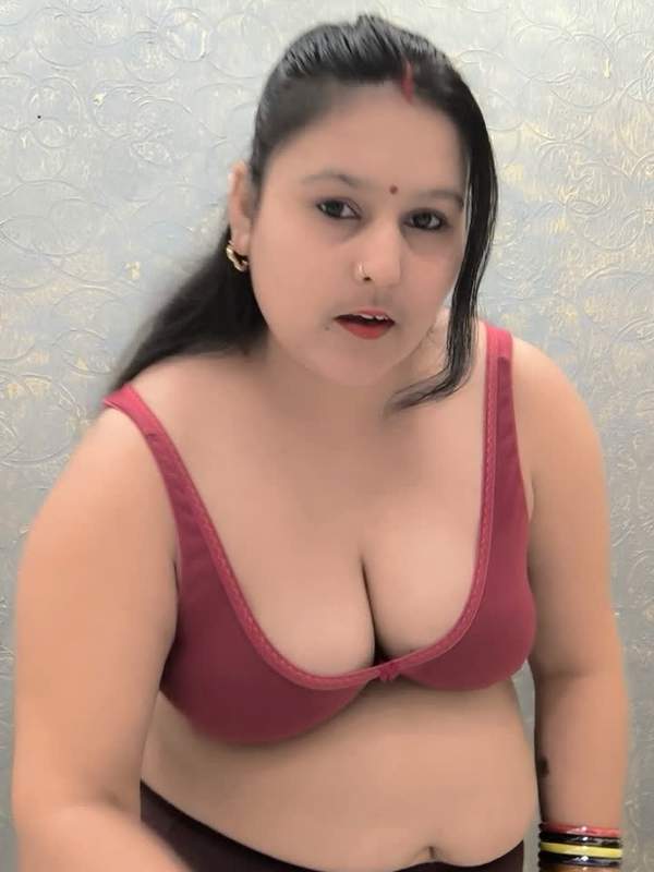Mollige Desi MILF neckt sich hängend
