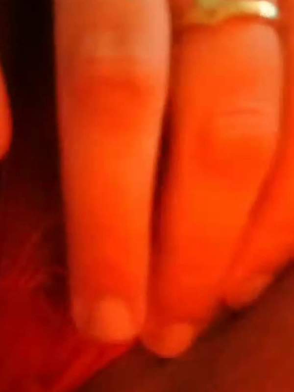Amateurin masturbiert mit gefingertem Muschi