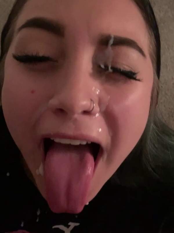 Sie wartet auf den Cumshot ins Gesicht