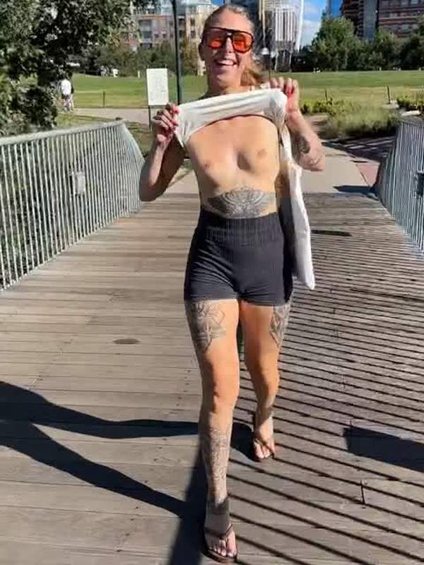 Sie zeigt ihre Titten auf einer Brücke