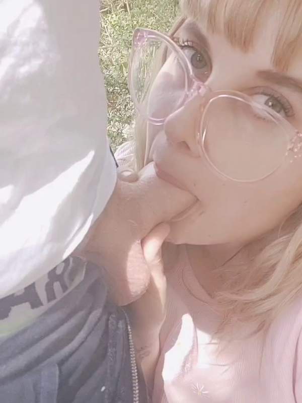 Sexy Brille und ein dickes Schwanz - Amateursex mit einer brünetten Frau