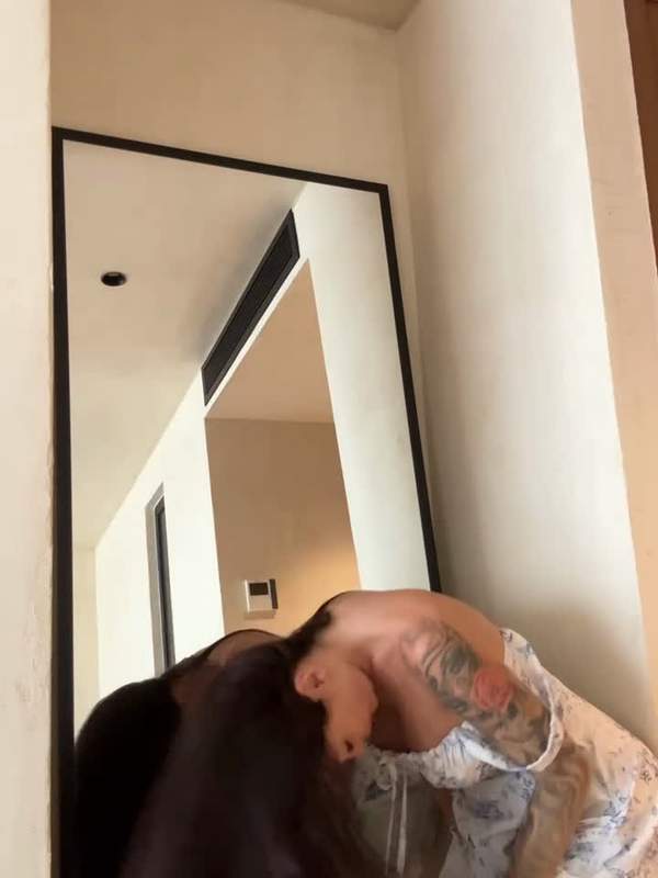 Amateurin zeigt sexy Outfit und neckt