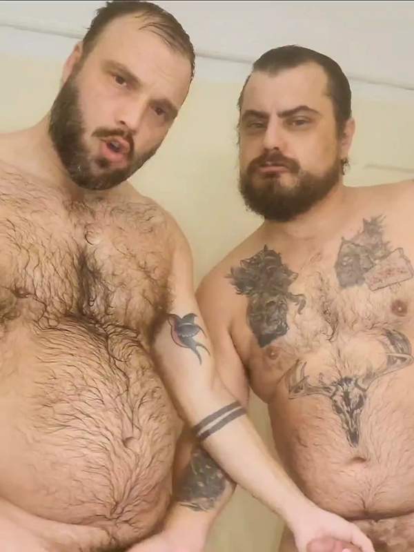 Bärtige Amateure mit Tattoos lutschen in der Dusche
