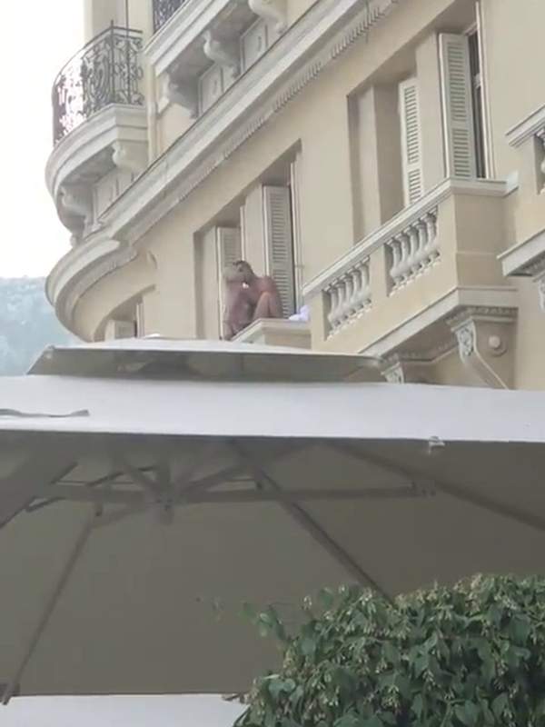 Spanner filmt sie von Balkon