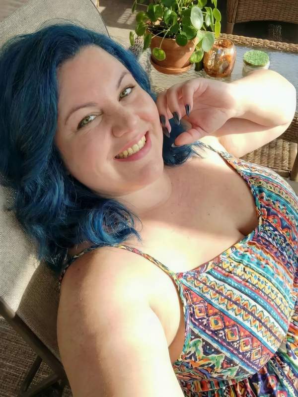 Mollige Frau mit blauen Haaren wird beim Lesen gefickt und durchsickert