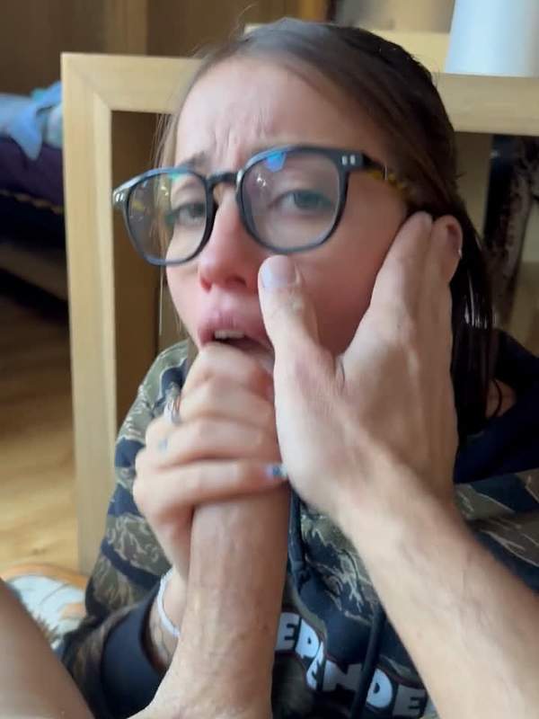 Brünette mit Brille lutscht Sperma im Hals