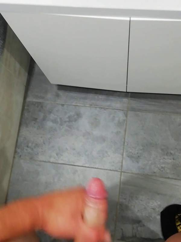 Amateur Mann schlägt seine harte Wurst im Bad
