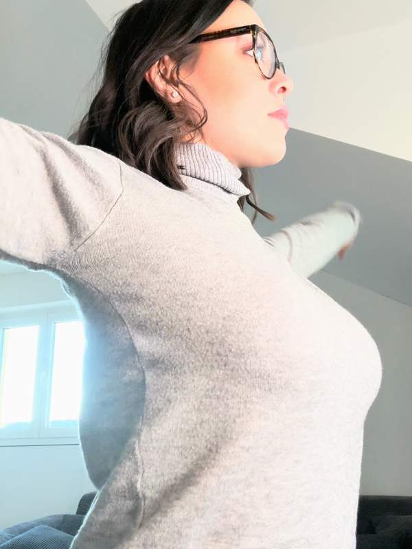 Brünette mit Brille und Nippelpiercing zeigt ihre großen Titten