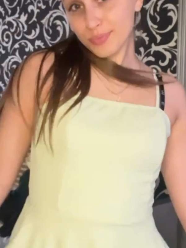 Blonde Amateurin mit großen Brüsten masturbiert und neckt sich selbst