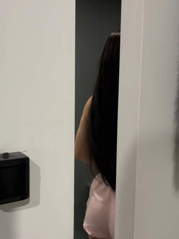 Nackte Brünette zeigt Arsch im Spiegel nach der Dusche