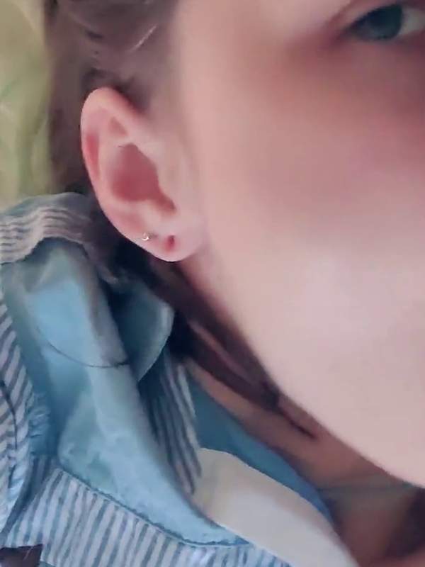 Schwester macht Selfie mit Morgenholz