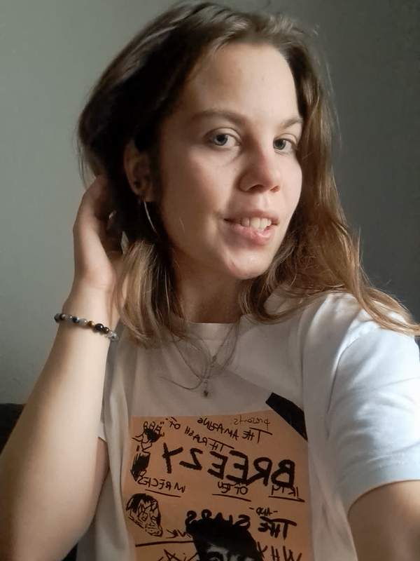 NataMissi zeigt sich als niedliche Brünette und neckt sich selbst