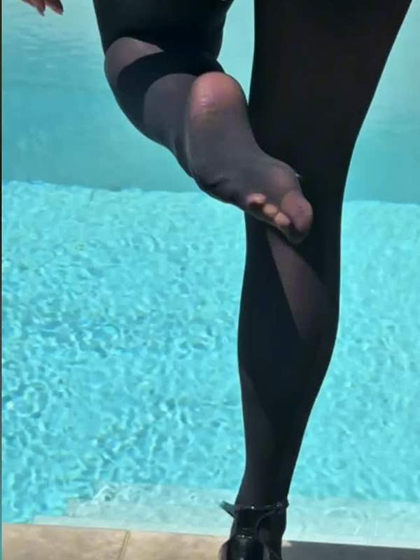 Blondine mit Tattoos zeigt Arsch im Schwimmbad