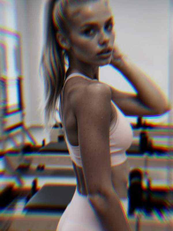 Blonde Amateurin zeigt Fitness und wartet
