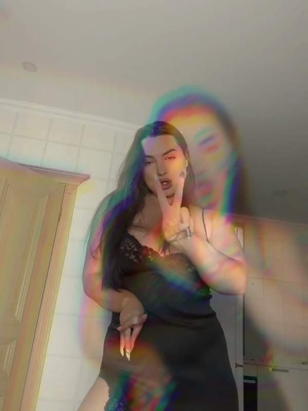 Brünette Amateurin rasiert ihren großen Arsch für OnlyFans