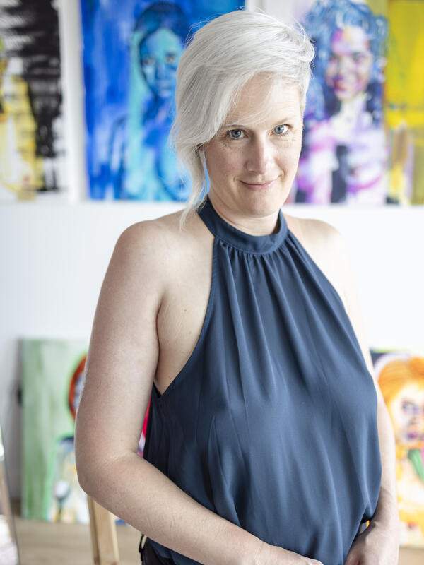 Blonde Mutter entkleidet sich für Fotoshooting