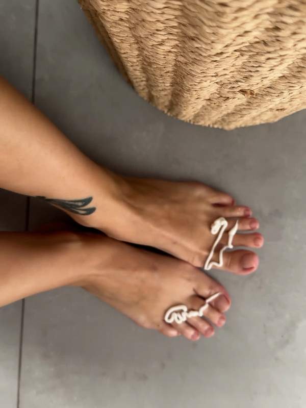 Blonde Amateurein mit Tätowierung wird mit Handschellen gefesselt und fustet sich selbst