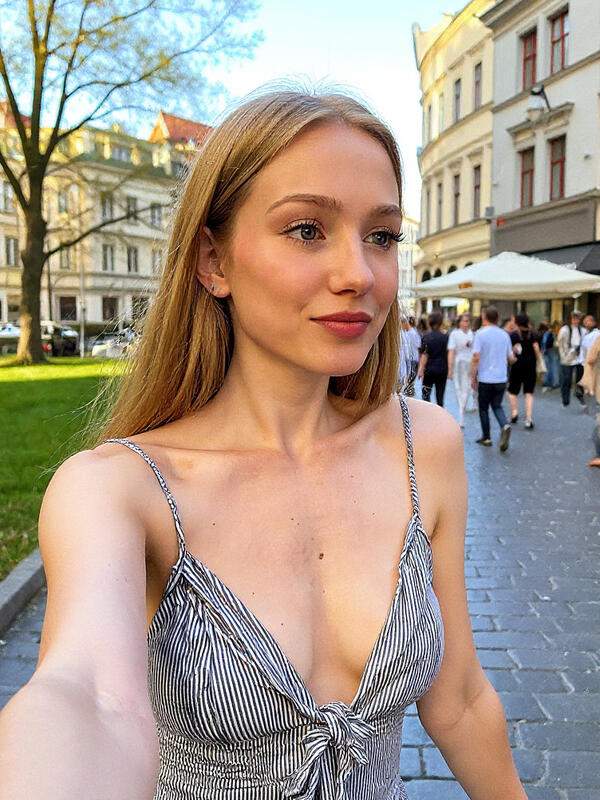 Solo Blondine neckt sich in der Stadt