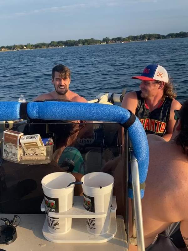 Ich lutsche einen Mann auf einem Boot