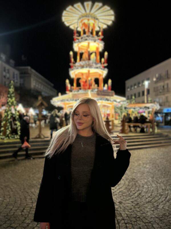 Blonde Amateurin mit Tattoos zeigt Solo-Anal-Szene