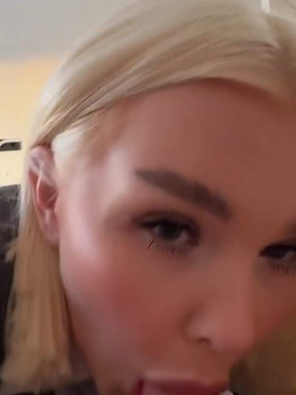 Schwester reitet auf dem Schwanz