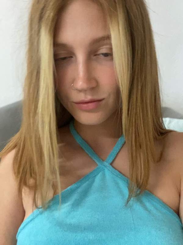 Rothaarige Teenagerin zeigt ihre perfekte Figur