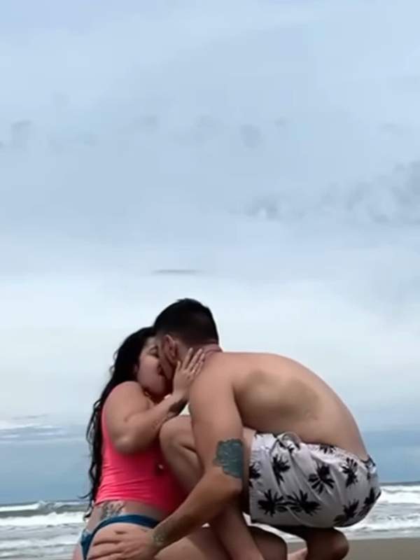 Public Beach Sex - Brasilianisches Amateurpaar hat riskanten Sex am Strand