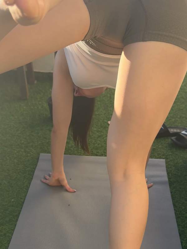 Brünette macht nacktes Yoga mit großen Titten