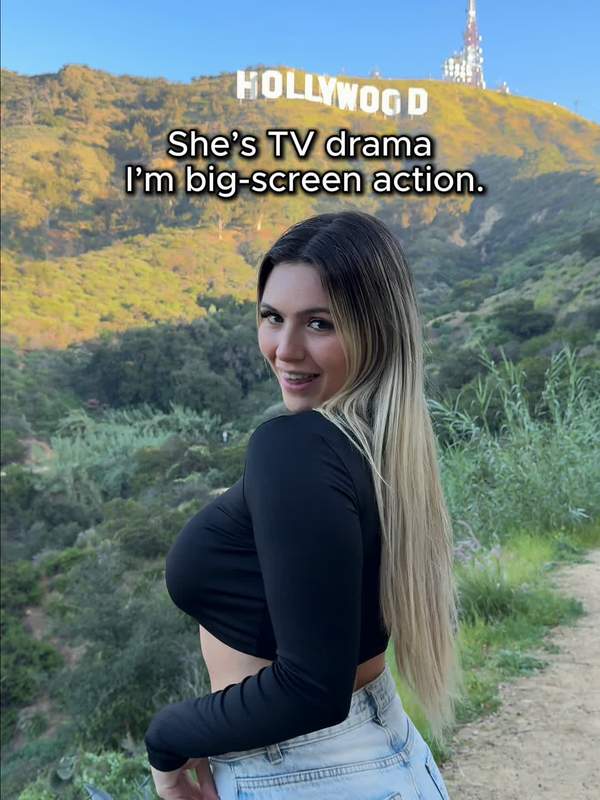 Blonde Frau zeigt nur Necken