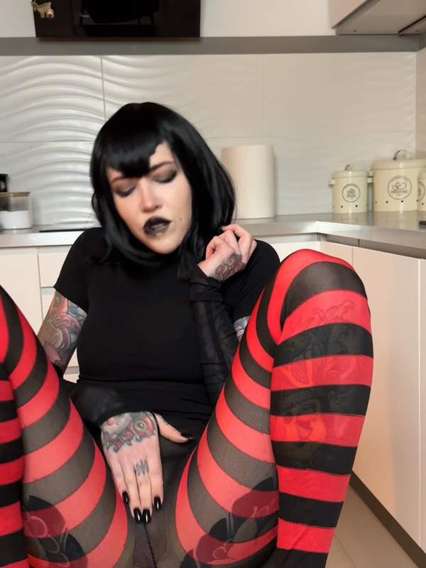 Mavis zeigt Tätowierung in Strumpfhosen