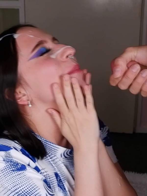 Sie lutscht und schießt beim Handjob