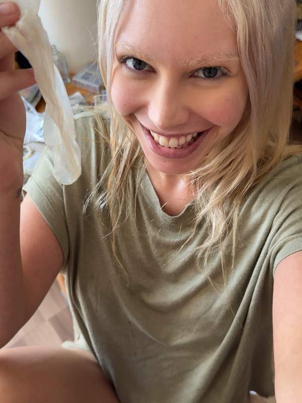 Blondine zeigt durchsickerndes Kondom beim Solo-Spiel