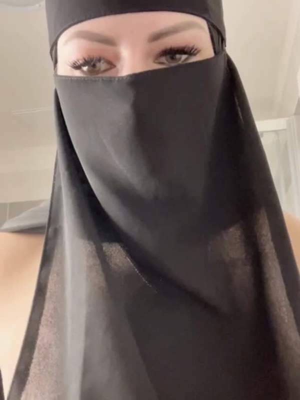 Jasmina Muslimin liegt nackt im Bett und wartet auf großen Penis