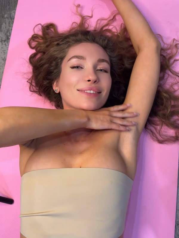 Macht ihr Herz schneller schlagen - ein süßes Teeniegirl mit großen Titten