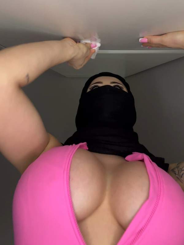 Aamina zeigt Solo-Szene mit Hijab und groĂen Titten