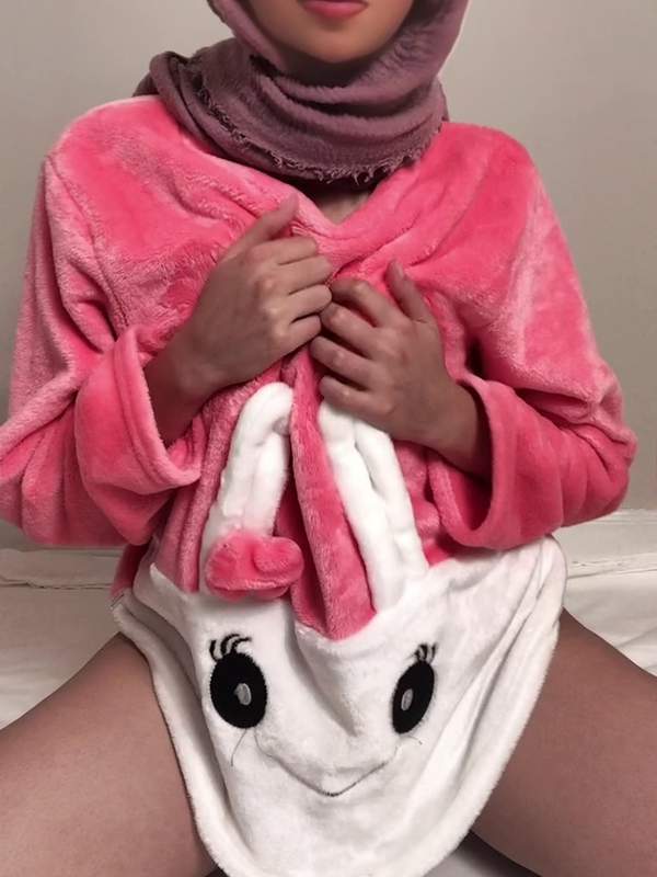 Niedliche Amateurin in pinkem Bunny-Outfit mit großen Titten