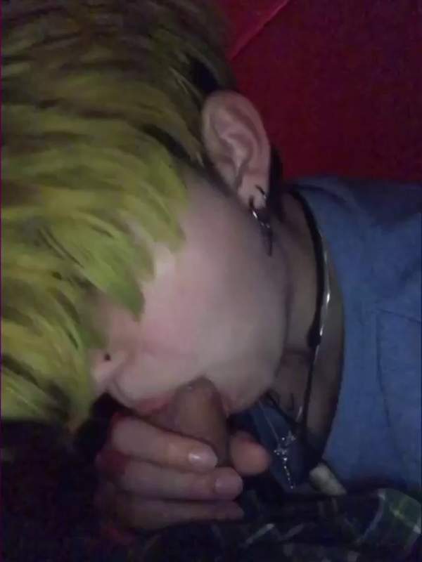 Blonde Frau lutscht Amateurpenis tief