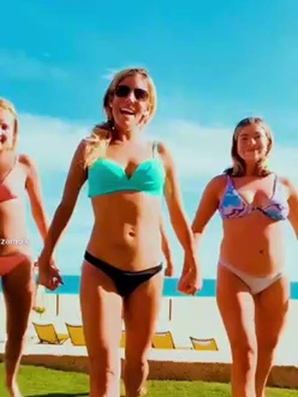 Drei schwangere Mädchen tanzen im Bikini