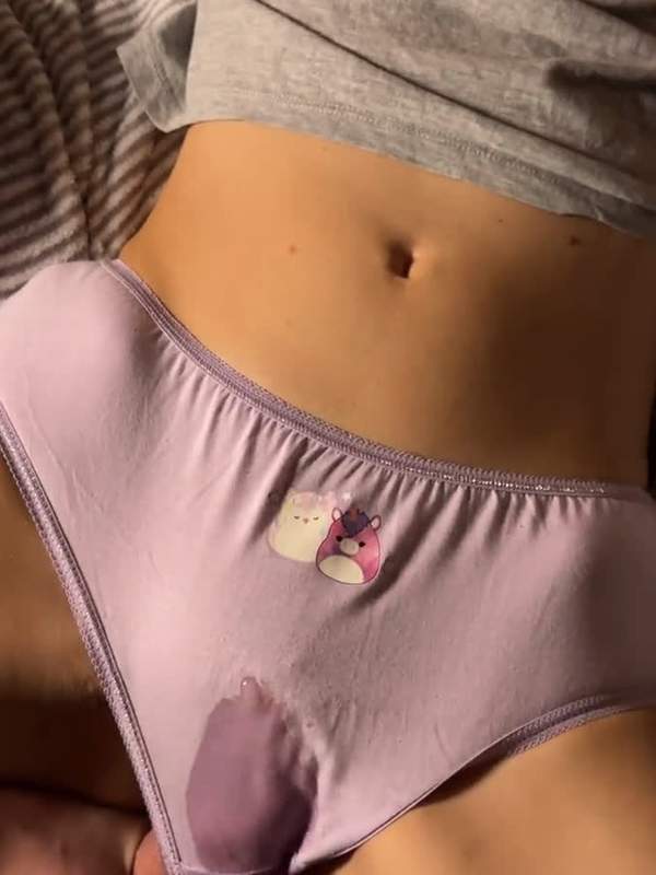 Brünette reibt Höschen und schießt Cumshot