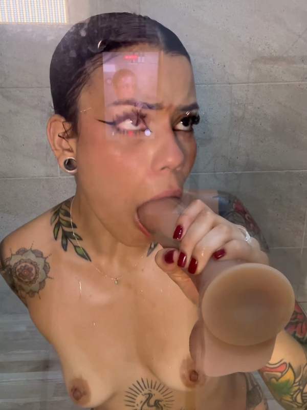 Lateinische Brünette mit Tätowierung nutzt Dildo im Badezimmer