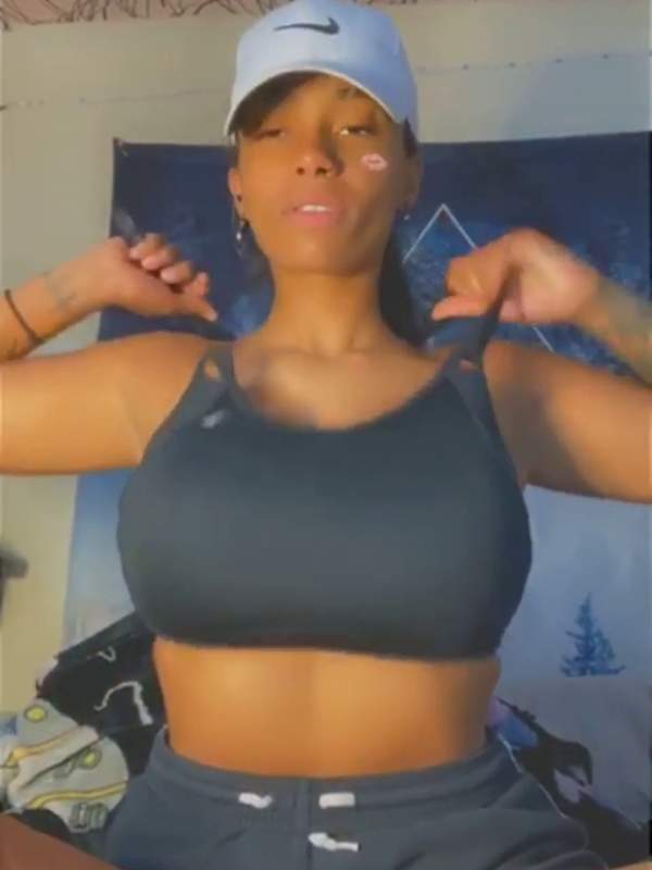 Ebony Frau zeigt große tönende Titten in BH