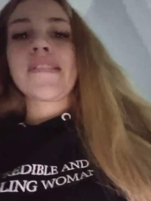 Blonde Frau fingert ihre feuchte Muschi