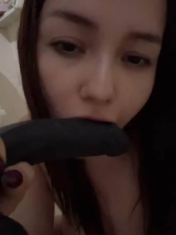 Lateinische Camgirl lässt sich von Dildo lutschen