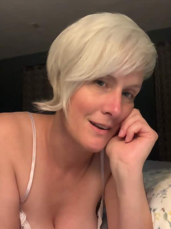 Blonde MILF mit großem Arsch und Titten