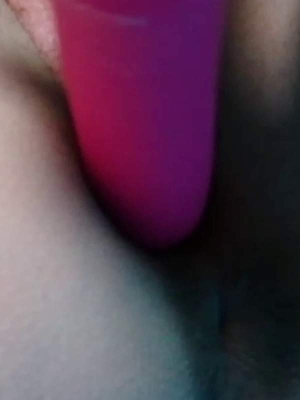 Amateur Nymphomane fickt ihren rosa Dildo bis sie spritzt