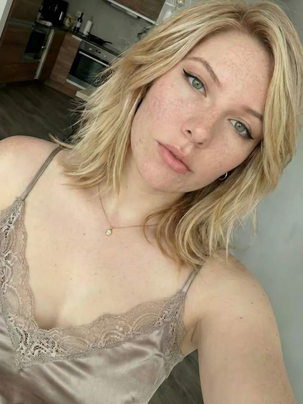 Blonde Amateurin in Bluse zeigt durchsickern und neckt im Chat