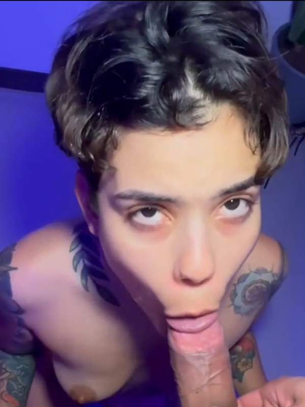 Junge Lateinamerikanerin mit Tattoos lutscht tief aus erster Perspektive