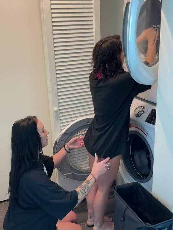 Zwei lesbische Amateure machen sich um die Waschmaschine auf.